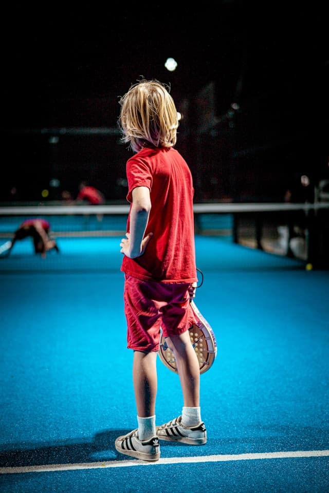 ragazzo che gioca a padel